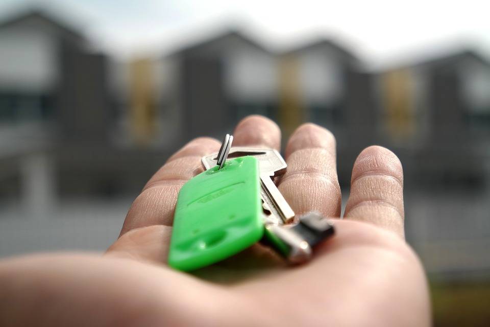 home keys in the palm of a recent buyer